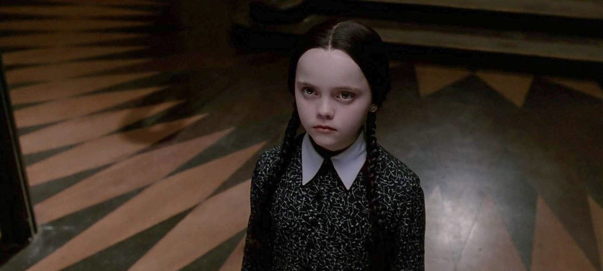 programas de tv com wandinha addams