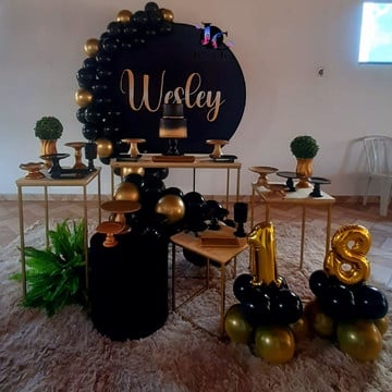 Como decorar com fundo preto e dourado?